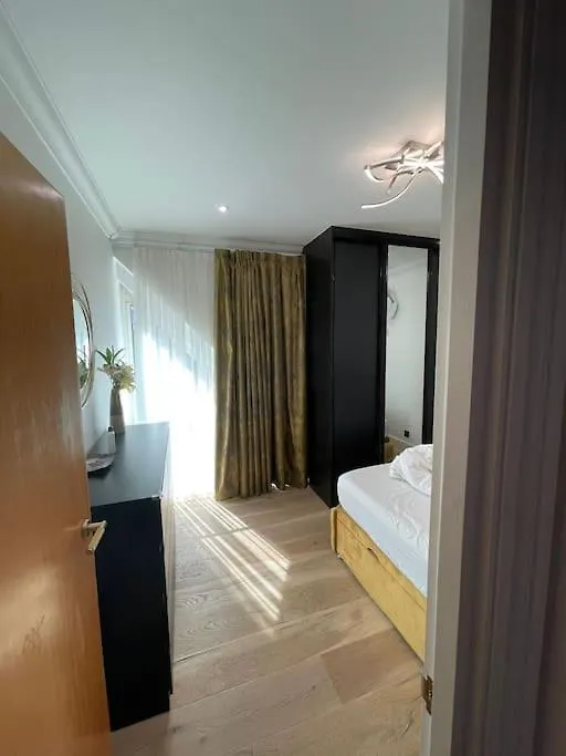 3 Bed Smart Home - Canary Wharf Лондон