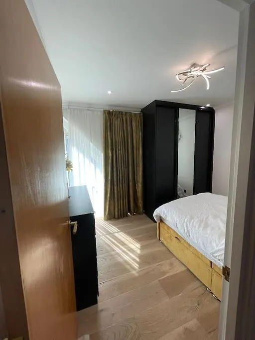 3 Bed Smart Home - Canary Wharf Лондон 0*,  Великобритания