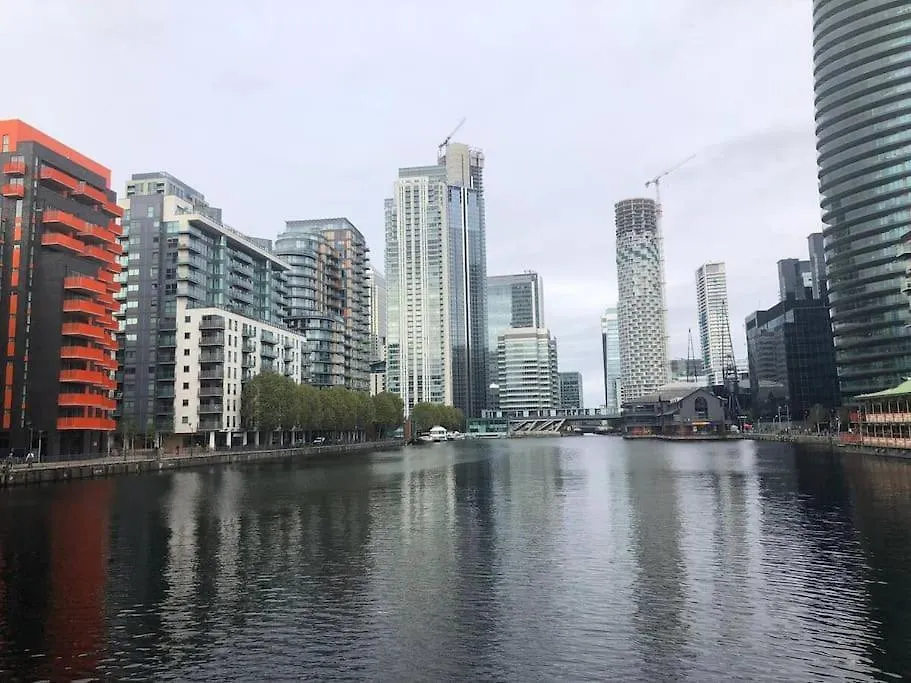 3 Bed Smart Home - Canary Wharf Лондон 0*,  Великобритания