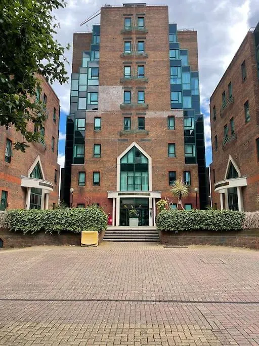 3 Bed Smart Home - Canary Wharf Лондон 0*,  Великобритания